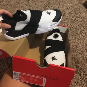 Nike huraches size 4
